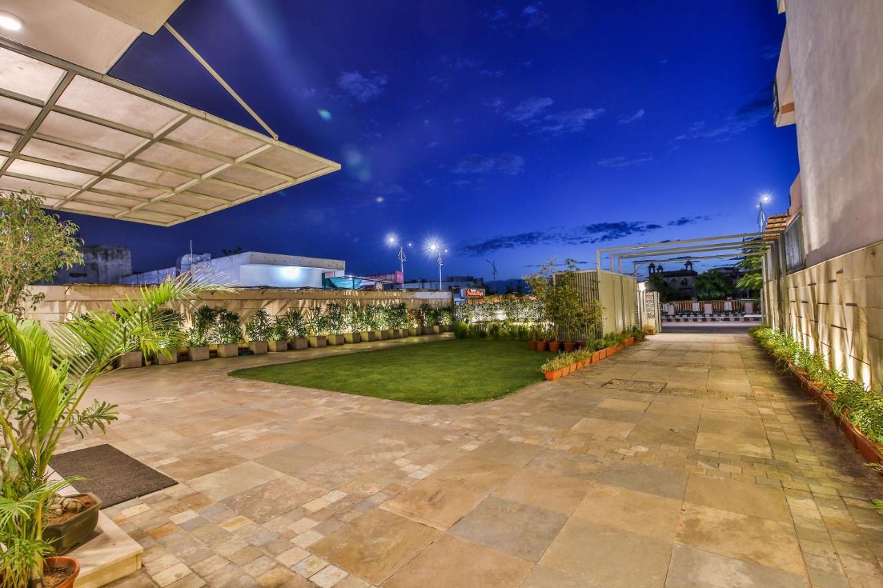 Hotel Sumaditya Jaipur Exteriör bild